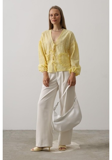 Kalp Detaylı Bağlamalı Brode Bluz - Sarı Sari