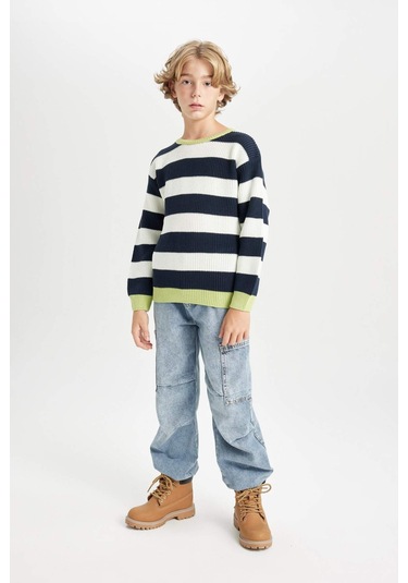 DeFacto Erkek Çocuk Bisiklet Yaka Çizgili Triko Kazak C3117A824WNER233 DeFacto Erkek Çocuk Bisiklet Yaka Çizgili Triko Kazak C3117A824WNER233