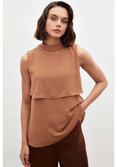 Sateen Aksesuar Detaylı Volanlı Bluz - Kahve-134773 Kahve