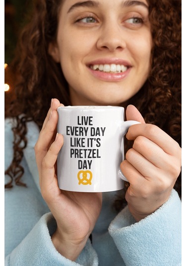 Live Every Day Like It's Pretzel Day The Office Baskılı Kupa Bardak Sarı