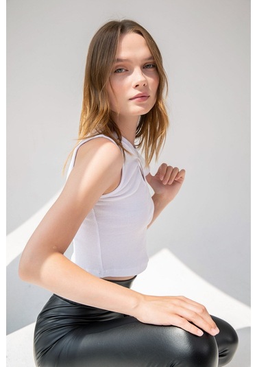 Siyah Yaka Detaylı Fitilli Crop Örme Bluz Beyaz