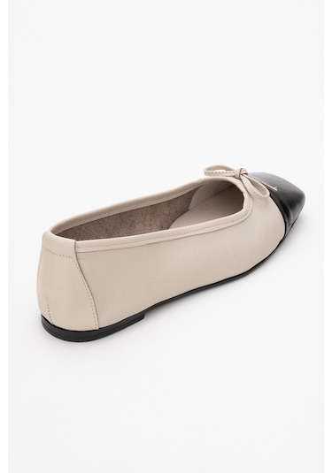 Romy Ekru-siyah Cilt Hakiki Deri Küt Burunlu Fiyonklu Kadın Babet Ayakkabı Siyah - Ekru