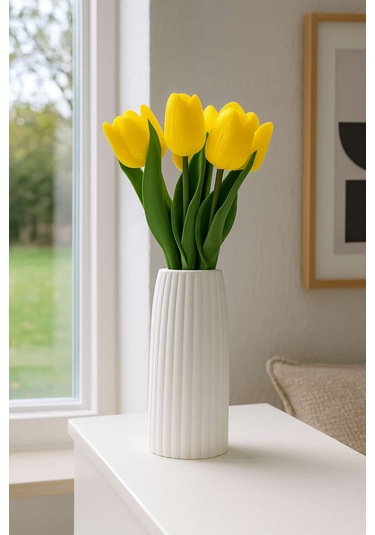 Vazoda Islak Görünümlü Yapay Sarı Laleler Modern Dekor Aranjmanı Vazo + 8 Li Güller Beyaz