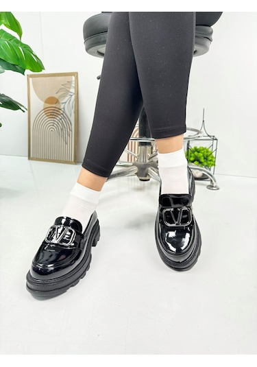 Günlük Kadın Loafer V Tokalı Kalın Topuklu Tırtıklı Tabanlı Oval Burunlu Makosen Ayakkabı 7455 - 7453 7455 Siyah Rugan