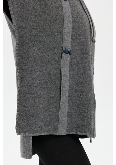 Kadın Kapüşonlu Önü Keçe İşlemeli Fermuarlı Yün Panço Füme Füme