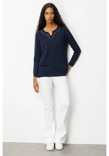 Desen Triko Kadın Sıfır Yaka Yakası Çiçek Nakış İşlemeli Bluz 25094 Koyu Lacivert Koyu Lacivert