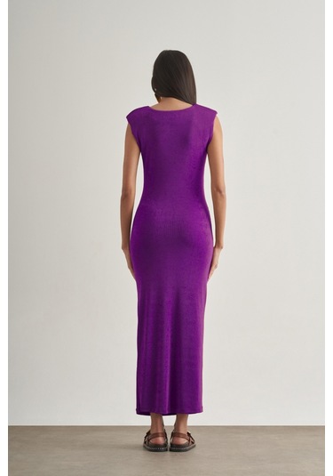 Mizalle Yan Büzgü Detaylı Vatkalı Uzun Kolsuz Mor Bodycon Elbise Mor