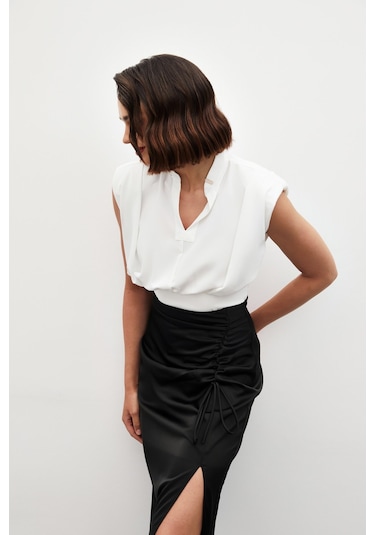 Sateen Yaka Aksesuarlı Kolsuz Bluz - Ekru-134851