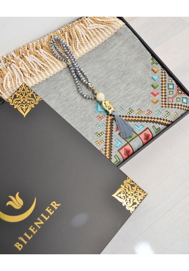 Hediyelik Seccade Tesbih Seti Kilim Desenli Kadife Astarlı Seccade, Kristal Tesbih Ve Özel Kutulu Lüks Hediye Seti Gri