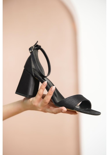 Topuklu Büyük Numara Bayan Saten Tek Bant Ayakkabı Siyah