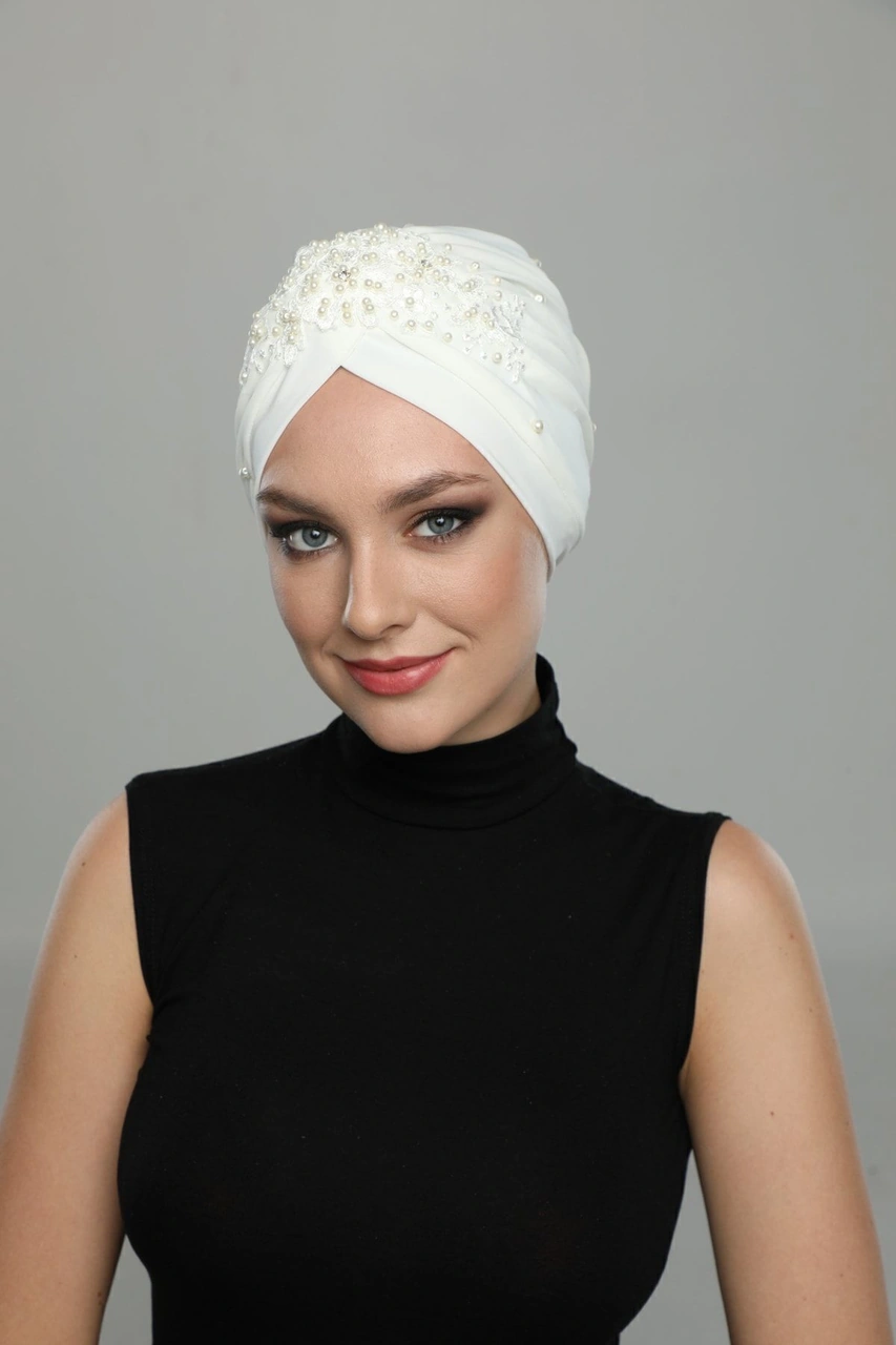 Kopma Astarlı Işlemeli Krem Dantel Motifli Hazır Türban Tesettür Abiye Bone Krem Dantel