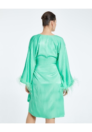 Saten Dokulu Tüy Detaylı Kruvaze Elbise Kuşaklı Ve Drapeli Özel Tasarım Yeşil