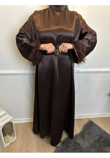 KAHVERENGİ KOL UCU TÜYLÜ ELBİSE Kahverengi