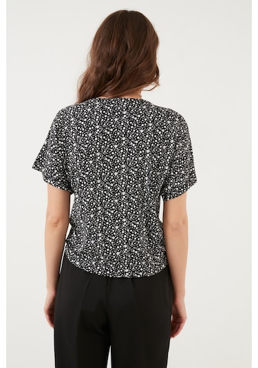 Lela Desenli Önü Büzgülü V Yaka Crop Bayan Bluz 5864486Y4 Siyah Lela Desenli Önü Büzgülü V Yaka Crop Bayan Bluz 5864486Y4 Siyah