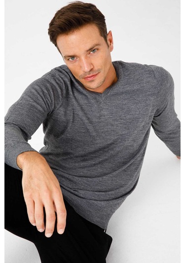 Desen Triko Erkek Basic V Yaka İnce Triko Kazak 02421602 Füme Füme