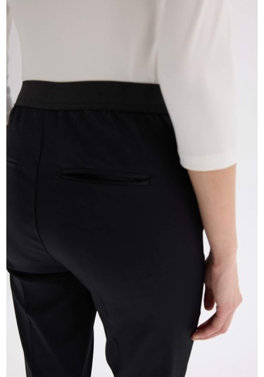 DeFacto Sigaret Saten Kumaş Pantolon Normal Bel Basic Düz Beli Lastikli Düz Paça J8743AZ25SMBK27