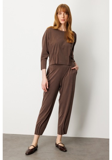 On Kadın Pile Detaylı Sıfır Yaka Bluz 64408 Kahverengi Kahverengi