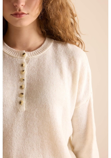 DeFacto Oversize Geniş Kalıp Düğmeli Yaka Triko Kazak D4913AXNSBG474 Bej DeFacto Oversize Geniş Kalıp Düğmeli Yaka Triko Kazak D4913AXNSBG474 Bej