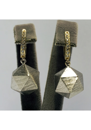 Geometrik Dizayn İkosahedron Küpe - Göğüş