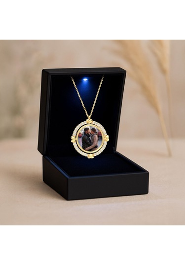 İndigo Takı Işıklı Kutuda İsimli Fotoğraflı Dönen Çerçeve Gümüş Kolye Gold