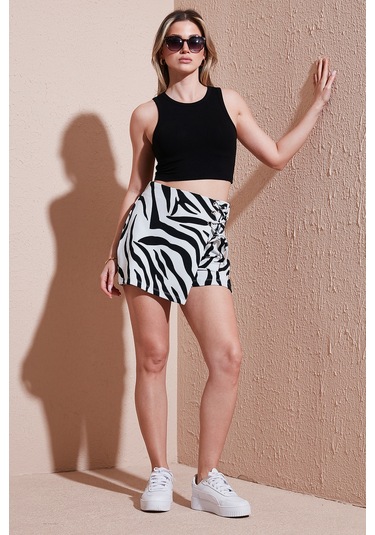 Lela Desenli Slim Fit Yüksek Bel Bağlama Detaylı Bayan Şort Etek 5865358 Siyah