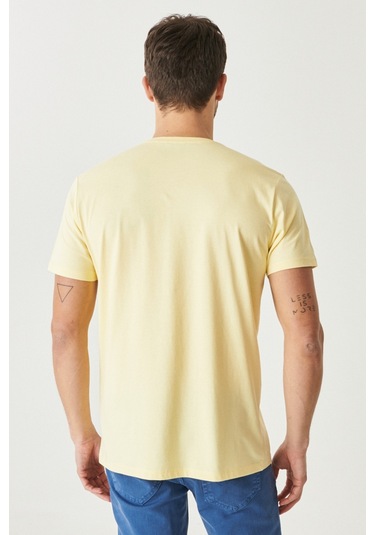 AC&Co / Altınyıldız Classics Slim Fit Bisiklet Yaka Kısa Kol Pamuklu Erkek Tişört Sarı AC&Co / Altınyıldız Classics Slim Fit Bisiklet Yaka Kısa Kol Pamuklu Erkek Tişört Sarı