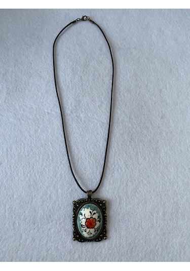 Iznik Çini Çiçek Figürlü Deri Ipli Kolye Model 4 Beyaz