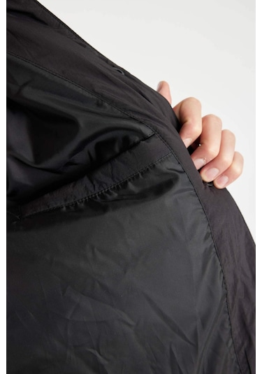 DeFacto Siyah Su İtici Şişme Mont Slim Fit Dar Kesim Gömlek Yaka Çıtçıtlı Cepli D1230AX24WNBK27