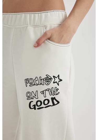 Defacto Coool SmileyWorld Wide Leg Geniş Bol Paça Cepli Ayarlanabilir Lastikli Eşofman Altı C5510AX24SPWT32 Beyaz Defacto Coool SmileyWorld Wide Leg Geniş Bol Paça Cepli Ayarlanabilir Lastikli Eşofman Altı C5510AX24SPWT32 Beyaz