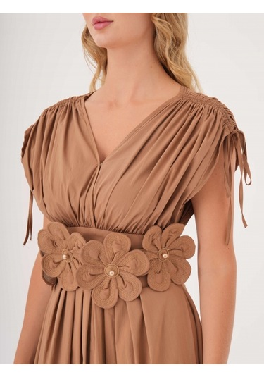 Kadın Bel Detaylı Kısa Kollu Elbise Çiçek Aplikeli, Büzgü Ve Bağcık Detaylı, %100 Pamuk Camel