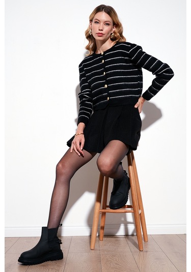 Lela Standart Fit Çizgili Yumuşak Dokulu Crop Triko Bayan Hırka 4615551 Siyah Lela Standart Fit Çizgili Yumuşak Dokulu Crop Triko Bayan Hırka 4615551 Siyah