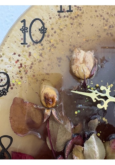 Pelince - Beyaz Gül - Koyu Kahverengi - Epoksi Duvar Saati Özel Tasarım - Tek Üretim - 30 Cm Siyah