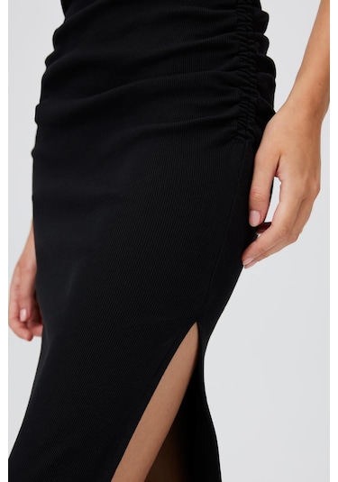 BÜZGÜLÜ MİDİ BOY KISA KOL ELBİSE SİYAH Siyah