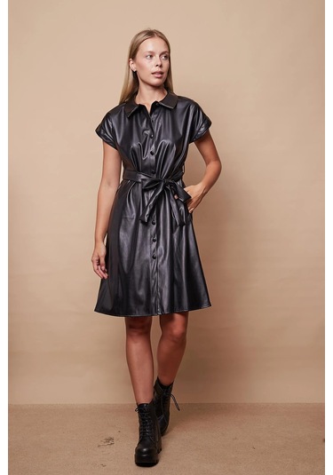 Kadın Hafif Likralı Ekolojik Deri Yakalı Düşük Omuzlu Yan Cepli Düğmeli Diz Boy Elbise-siyah Siyah