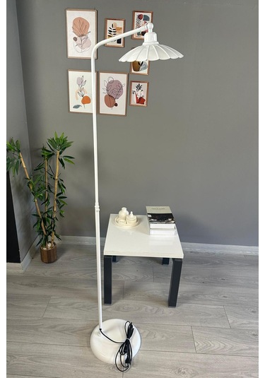 Beyaz Lambader Düz Gövde Hareketli Başlık Modern Metal Oturma Odası Çalışma Odası Zemin Lambası 6977 Beyaz