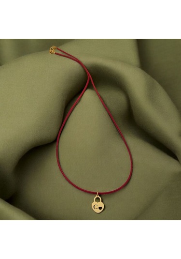 C Harfine Özel 14 Ayar Altın Plakalı Kırmızı Bağlıklı Kalp Figürlü Hediyelik Kolye-633harf C