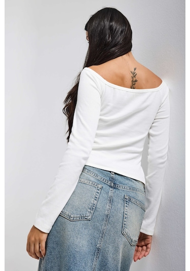 Itsbasic Kadın Beyaz W5 Agraf Detaylı Omzu Açık Özel Tasarım Crop Top