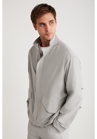 Roger Erkek Esneyen Teknik Kumaşlı Çift Fermuarlı Astarlı Kol Manşetli Kapaklı Cepli Gri Ceket