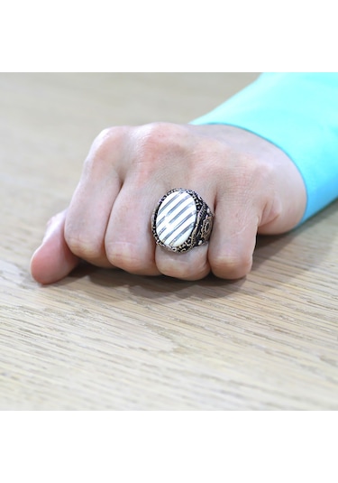 Fildişi Üzerine Gümüş Çapraz Şerit İşlemeli Oval Tasarım Koleksiyonluk 925 Ayar Gümüş Erkek Yüzük Gümüş