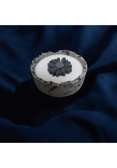 Kokulu Beton Saksıda Soya Wax Mum Siyah Çiçekli