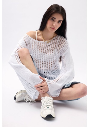 Kayık Yaka Ajurlu Bluz Beyaz
