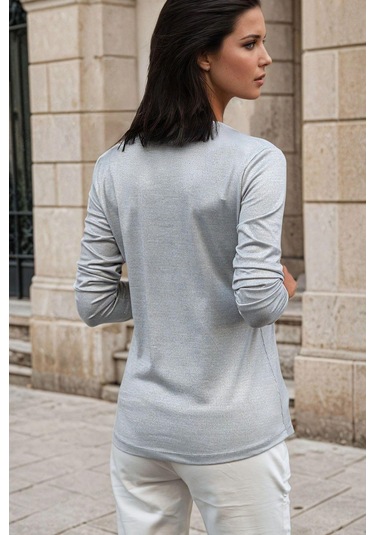 Gri V Yaka, İnce Dokulu, Rahat Kesimli Bluz Gri