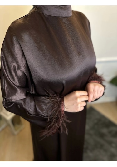 KAHVERENGİ KOL UCU TÜYLÜ ELBİSE Kahverengi