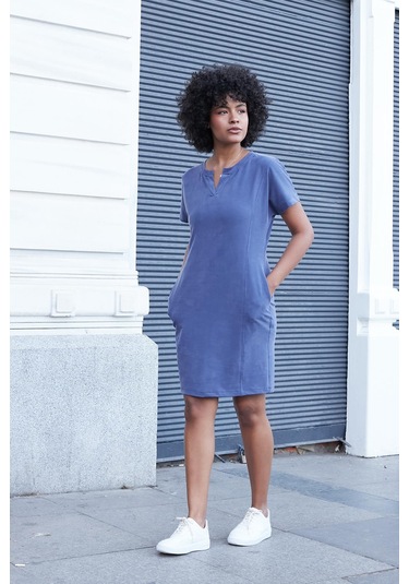 Kadın Modal İpeksi Hafif Esnek Kumaş Geniş Sıfır Yaka Patlı Düşük Omuzlu Yan Cepli Diz Boy Elbise-indigo Indigo