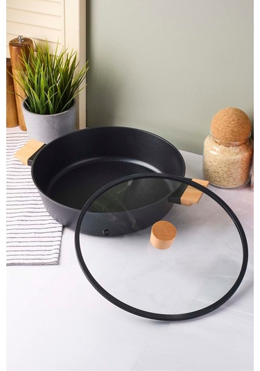 Cookwood Black İndüksiyon Tabanlı Ahşap Kulplu Kapaklı Seramik Basık Tencere 28 Cm Sıyah Siyah