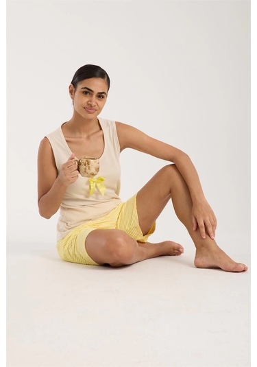 Giyim Kadın Beyaz Kurdele Detaylı Sarı Çizgili Şortlu Pijama Takımı Beyaz