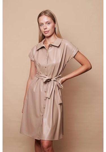 Kadın Hafif Likralı Ekolojik Deri Yakalı Düşük Omuzlu Yan Cepli Düğmeli Diz Boy Elbise-bej Bej