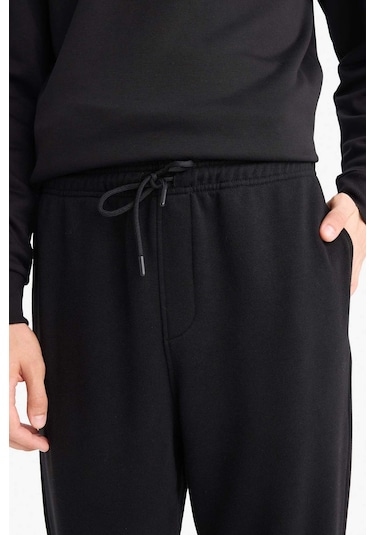 Defacto - Regular Fit Beli Bağcılı Paçası Lastikli Cepli Basic Düz Jogger Eşofman Altı E9427AX25AU Siyah Defacto - Regular Fit Beli Bağcılı Paçası Lastikli Cepli Basic Düz Jogger Eşofman Altı E9427AX25AU Siyah