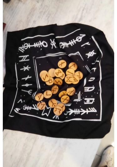 Rune Semboli Taşları Dişbudak Ağacı Run Taşları Örtüsü Sunak Nordic Runes Örtüsü Sunağı Ve Taşları S