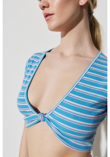 Regular Fit Normal Kesim V Yaka Çizgili Crop Bluz W231671400